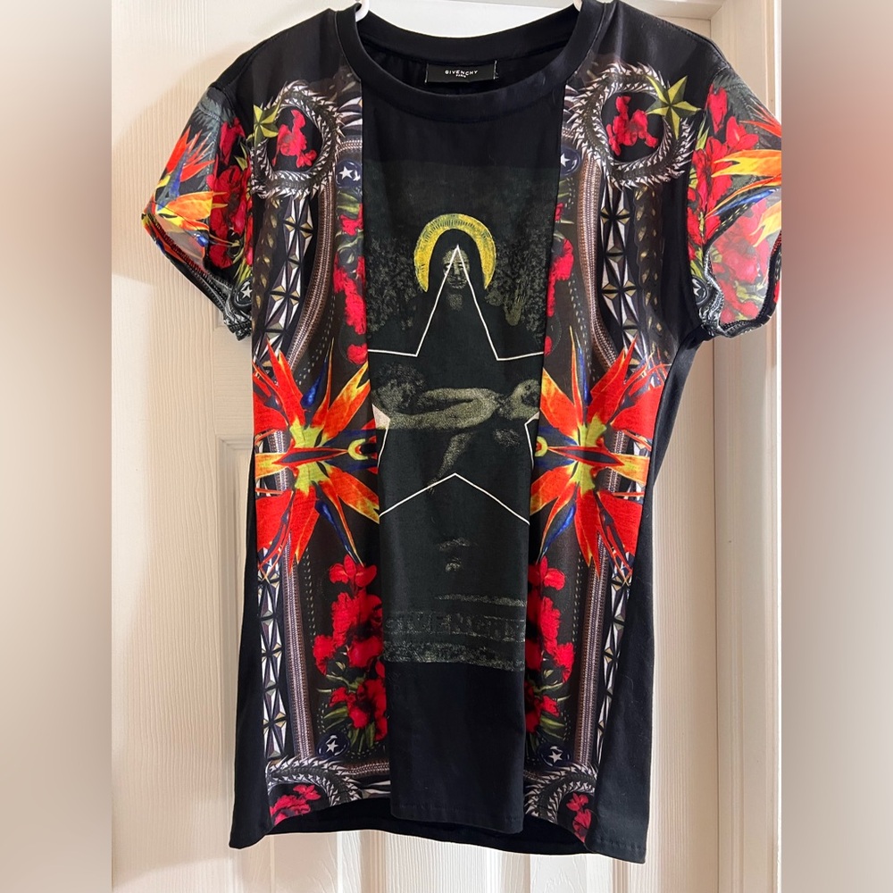 Givenchy

Birds Of Paradise Madonna Graphic T-Shirt Multi colored.  Men’s small